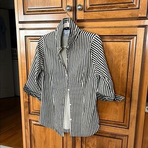Gretchen Scott Black and White chambray striped fitted Blouse!